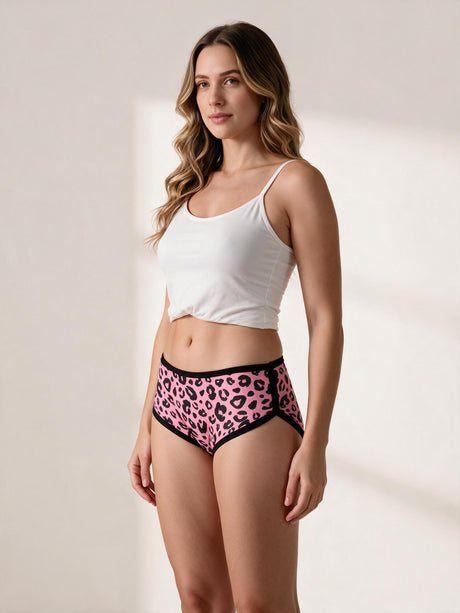 Calcinha Absorvente Hot Pants Noturna Estampa Onça Rosa Charmelle - vista frontal em três quartos