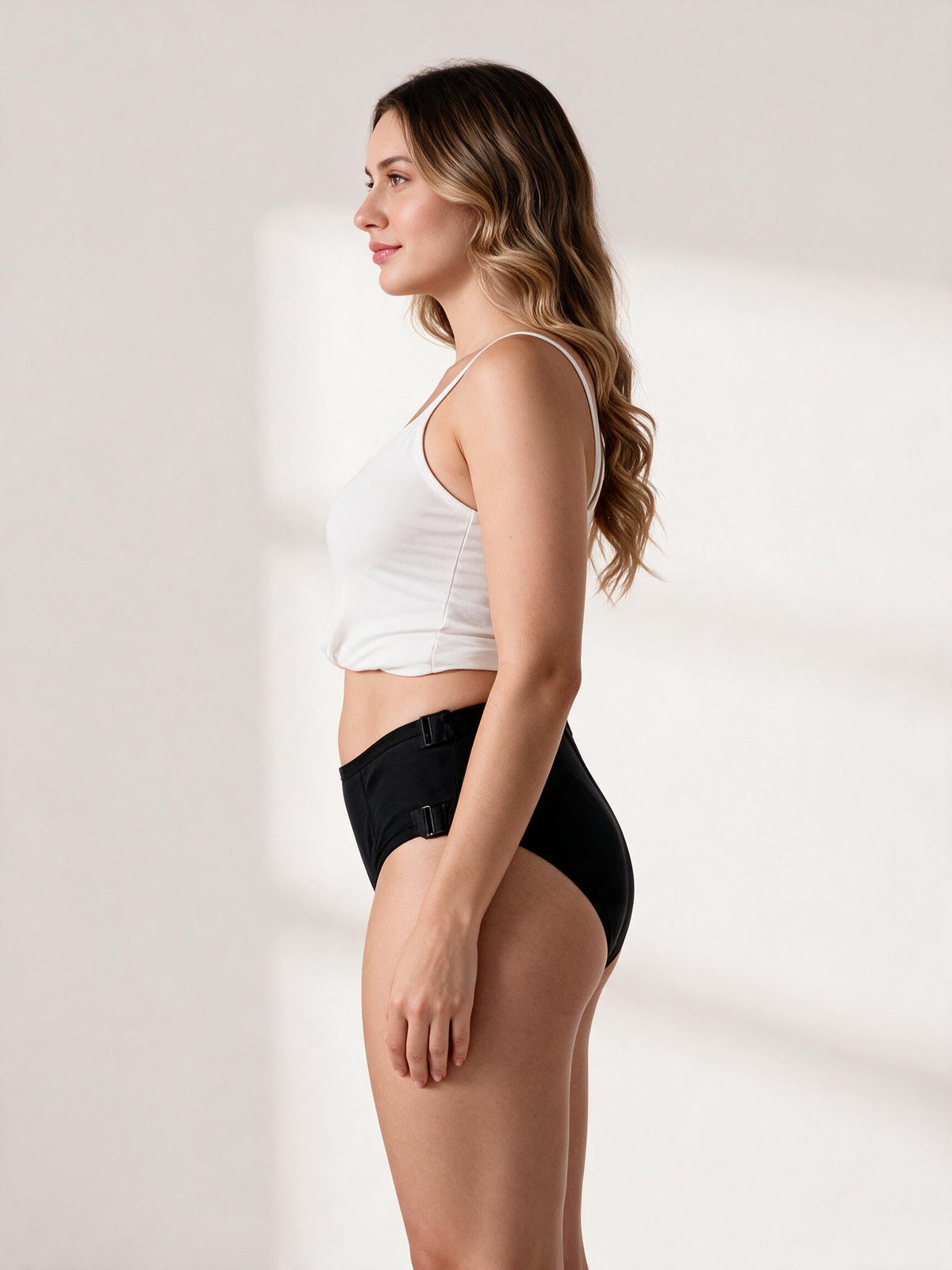 Calcinha Absorvente com Ajuste Lateral Preta Charmelle - perfil direito