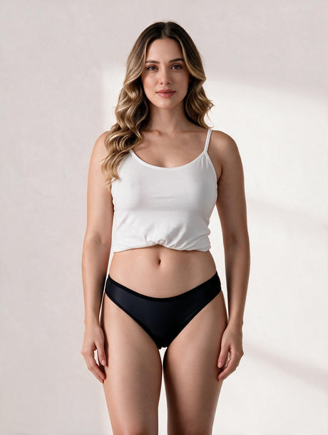 Calcinha Absorvente Biquíni Preta Charmelle - vista frontal corrigida
