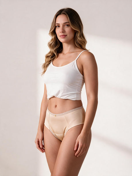 Calcinha Absorvente Hot Pants Bege Charmelle - vista frontal em três quartos