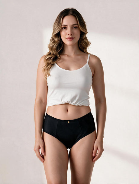 Calcinha Absorvente Hot Pants Preta Charmelle - frontal em tecido preto liso