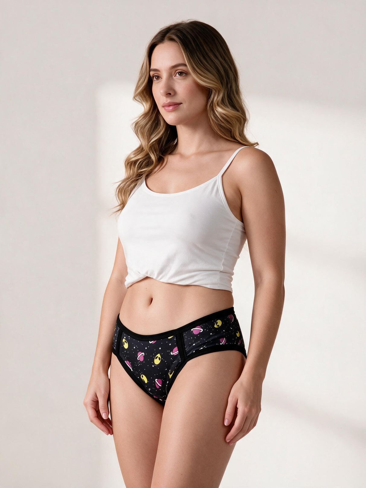 Calcinha Absorvente Hot Pants Uso Diário Alien Charmelle - vista frontal em três quartos